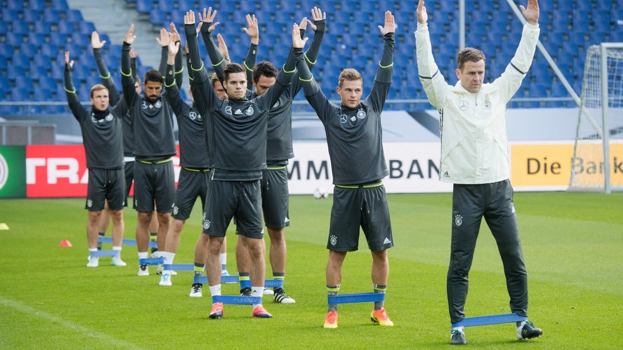 Team-Manager Oliver Bierhoff (r) trainiert mit den Spielern der Nationalmannschaft in Hannover.