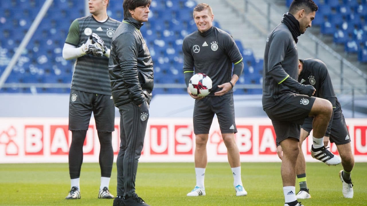 Bei der Vorbereitung auf das Spiel gegen Nordirland ist Bundestrainer Joachim Löw (2.