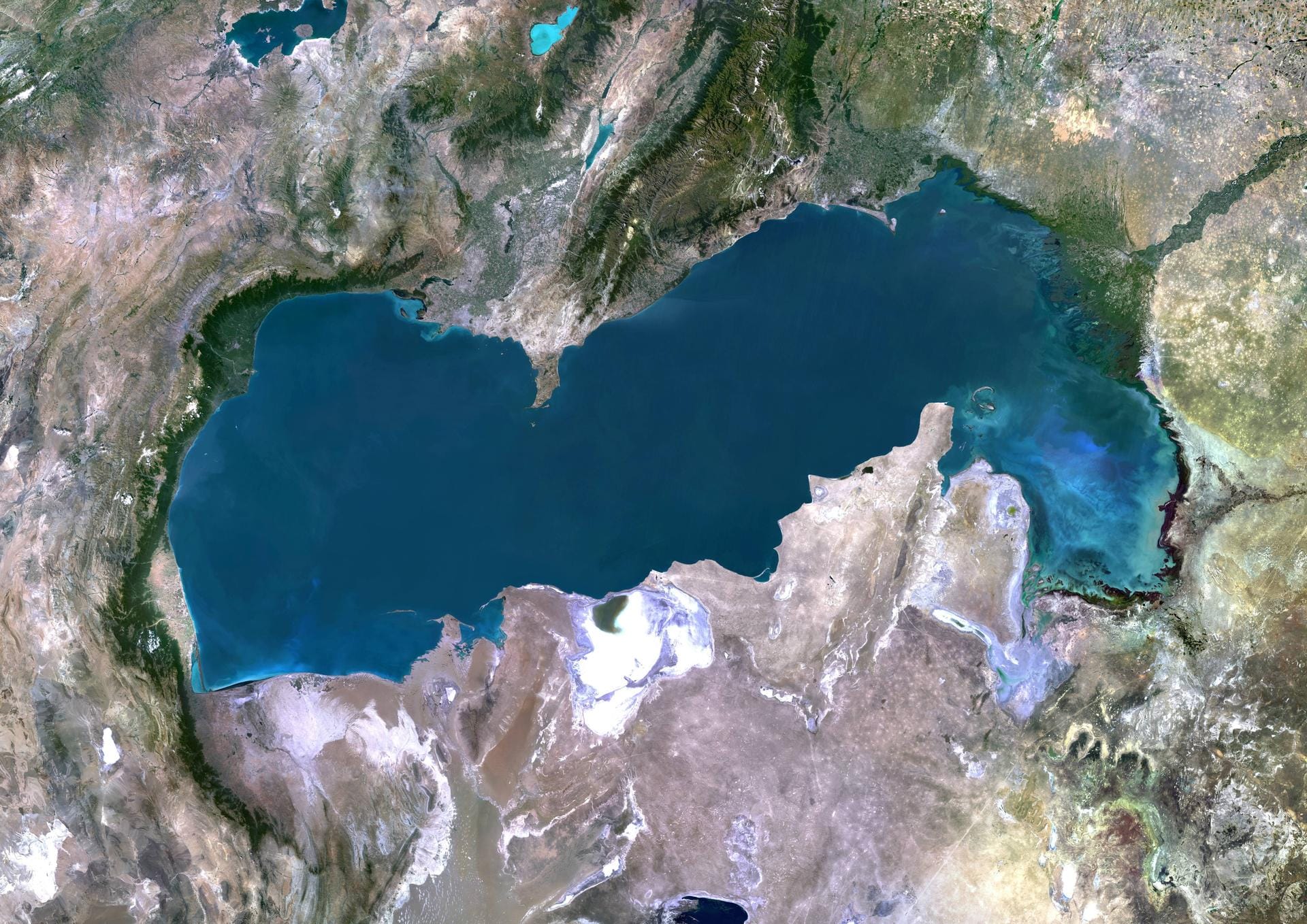 Das Kaspische Meer in einer um 90 Grad gedrehten Satellitenaufnahme.