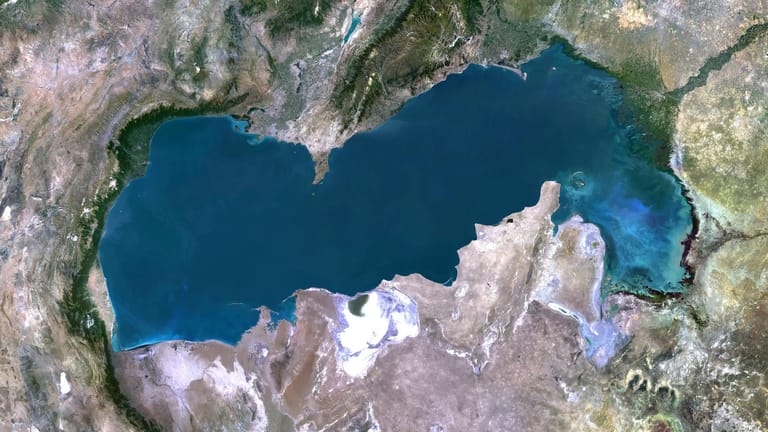 Das Kaspische Meer in einer um 90 Grad gedrehten Satellitenaufnahme.