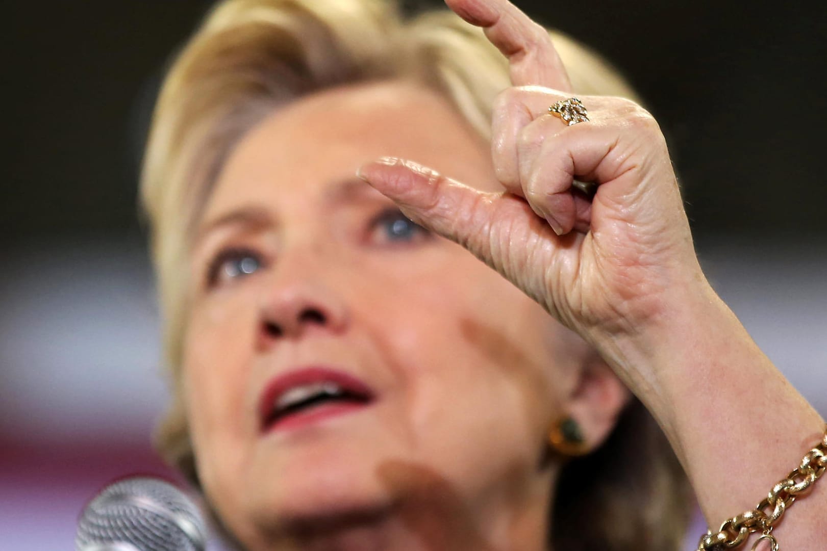 Die Kandidatin der US-Demokraten Hillary Clinton liegt in den Umfragen vor Donald Trump von den Republikanern. Der Vorsprung kann aber gefährlich werden.