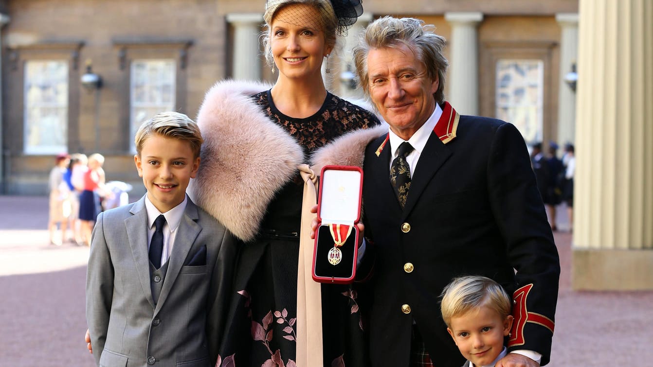 Rod Stewart brachte Ehefrau Penny Lancaster und die Söhne Alistair und Aiden mit zum Buckhingham Palast.