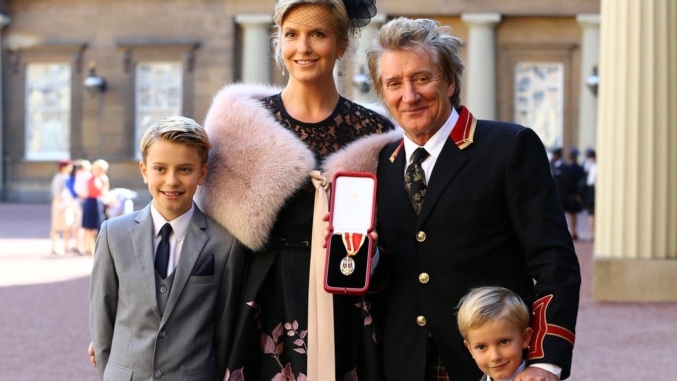 Rod Stewart brachte Ehefrau Penny Lancaster und die Söhne Alistair und Aiden mit zum Buckhingham Palast.