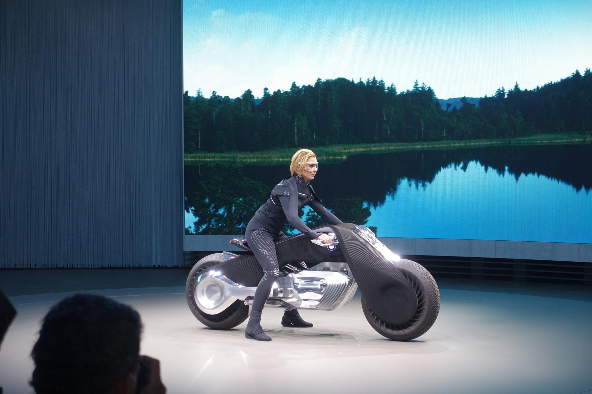 Das futuristische Motorrad präsentierte BMW auf einem Event in Santa Monica (USA).