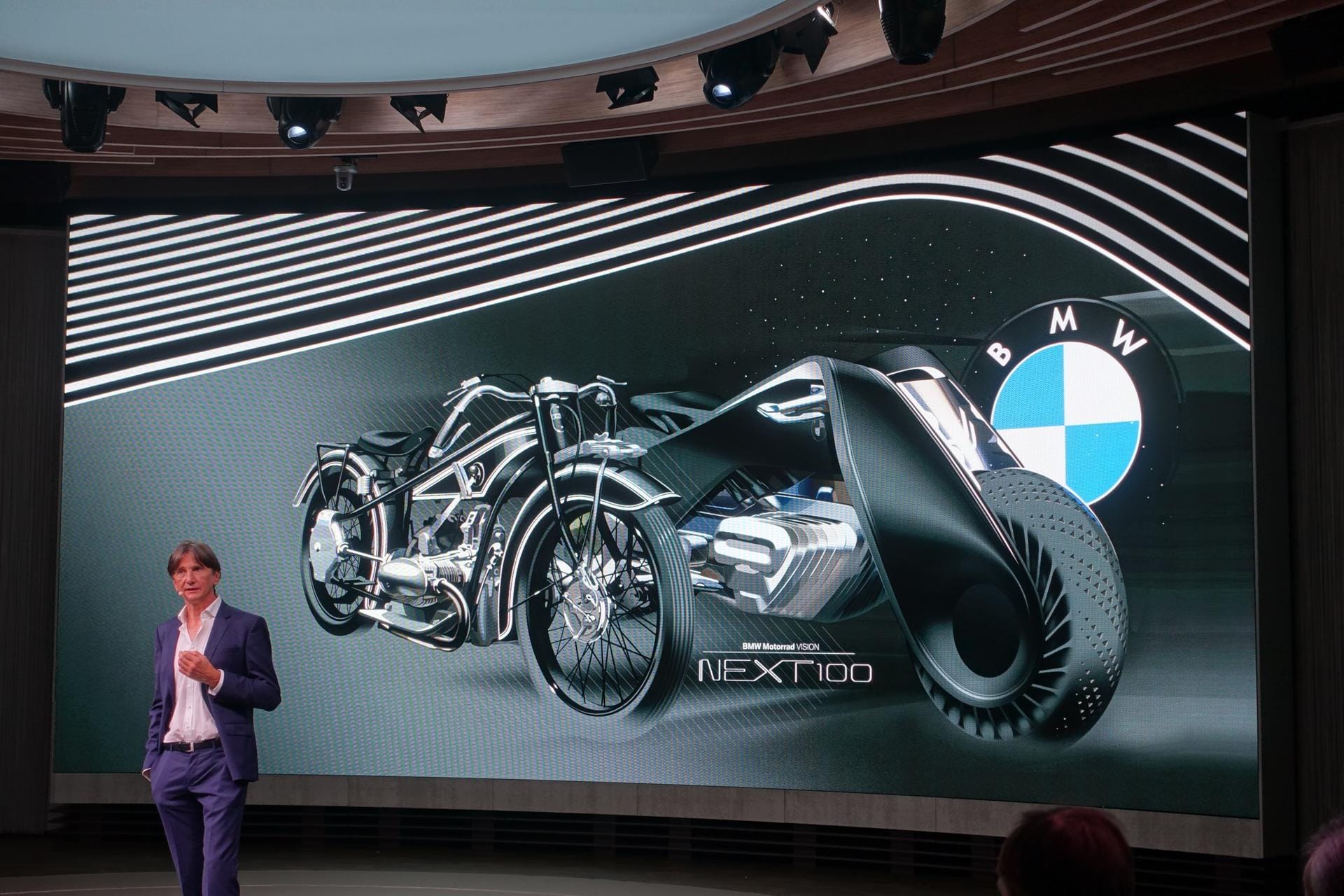 Seine Form, so sagt Edgar Heinrich, Designchef bei BMW Motorrad, orientiert sich am Vorbild der ersten BMW, dem Typ R 32.