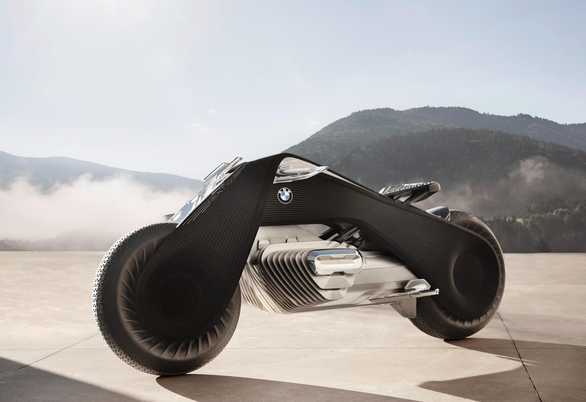 Das Motorrad selbst sieht BMW mit neuen Augen: Primär besteht es aus einem flexiblen, ganz mit schwarzem Textil verkleideten Dreiecksrahmen, dessen Beweglichkeit die Richtungsänderung ermöglicht.
