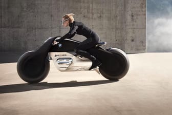 Spektakuläre Motorrad-Studie Vision Next 100 von BMW: Helm und Schutzkleidung könnten in der Zukunft überflüssig werden.