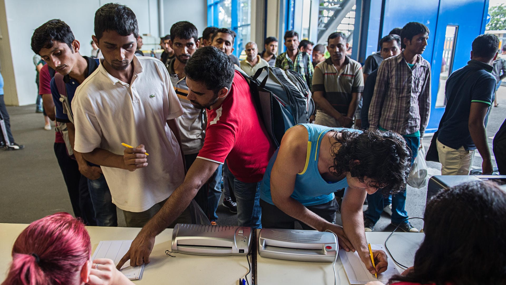 Flüchtlinge registrieren sich in Stuttgart.