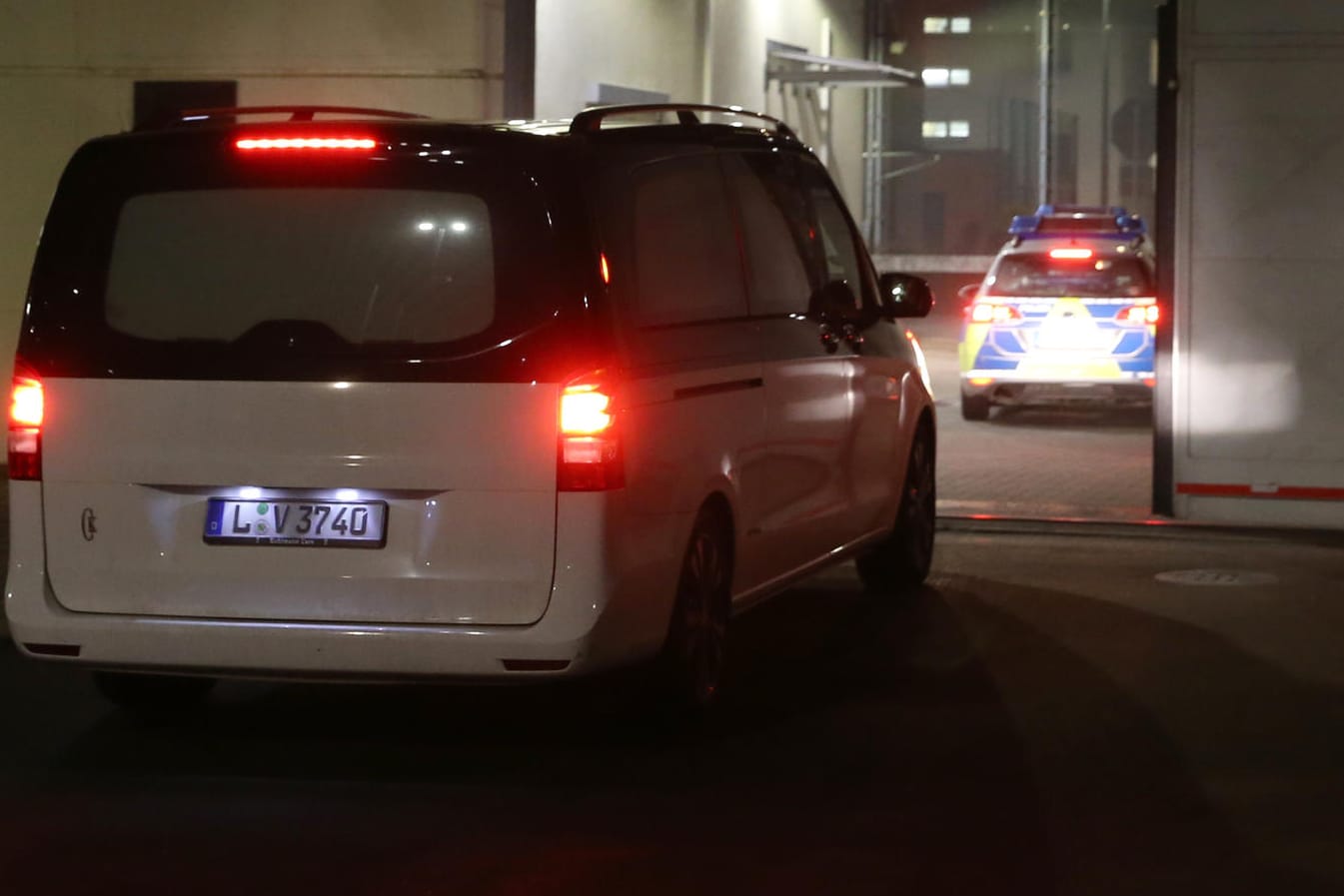 Ein Leichenwagen fährt am frühen Morgen in die Justizvollzugsanstalt (JVA) Leipzig (Sachsen).