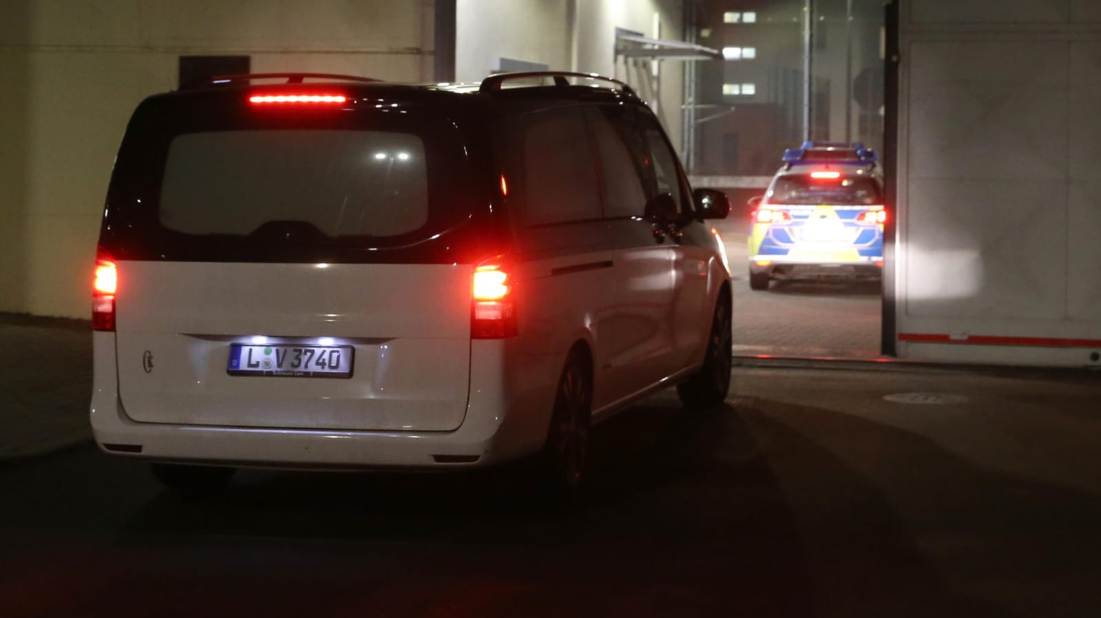 Ein Leichenwagen fährt am frühen Morgen in die Justizvollzugsanstalt (JVA) Leipzig (Sachsen).