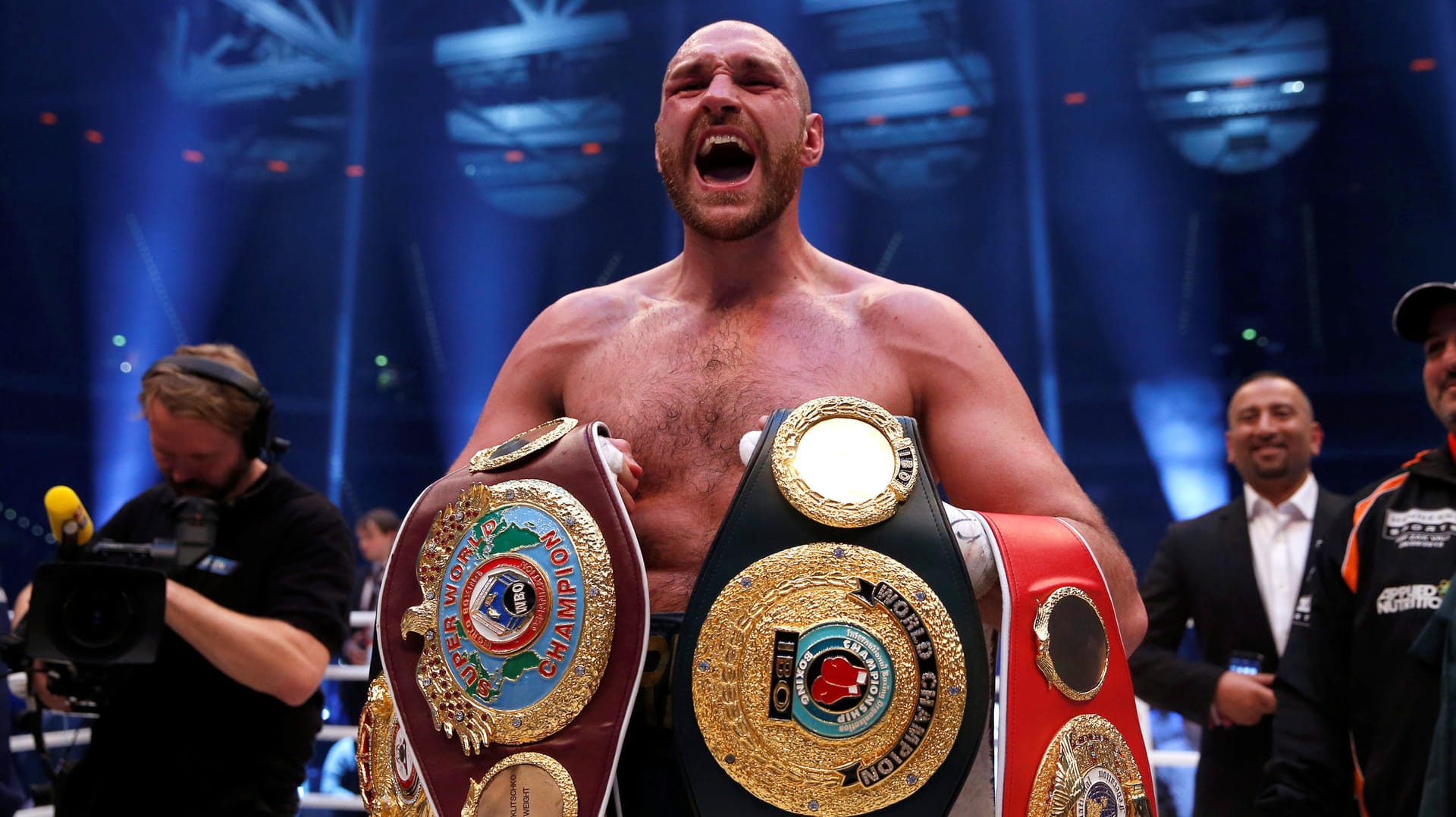 Bild aus vergangenen Tagen: Nach seinem Sieg gegen Wladimir Klitschko jubeltTyson Fury über seine drei WM-Titel.