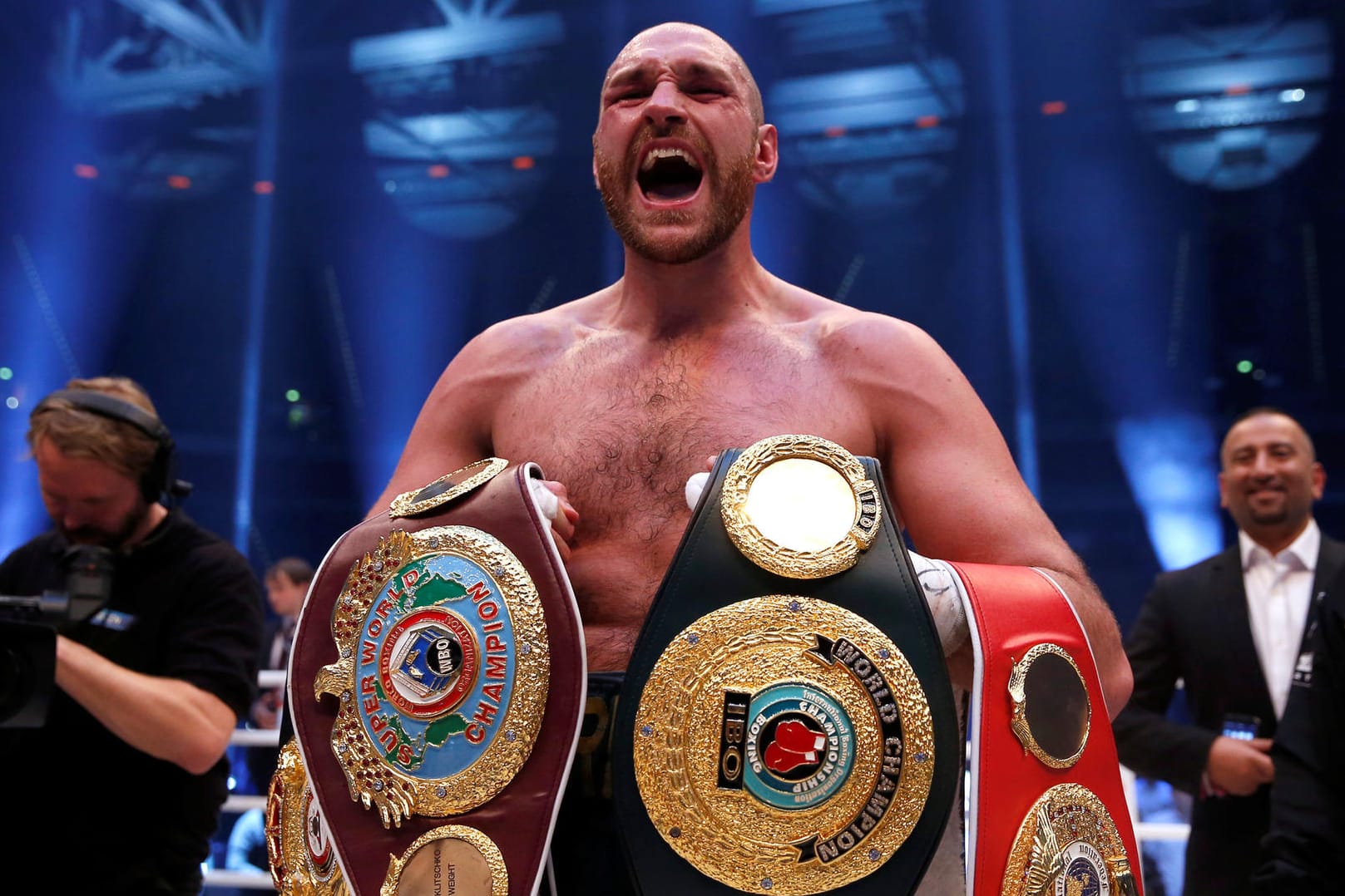 Bild aus vergangenen Tagen: Nach seinem Sieg gegen Wladimir Klitschko jubeltTyson Fury über seine drei WM-Titel.