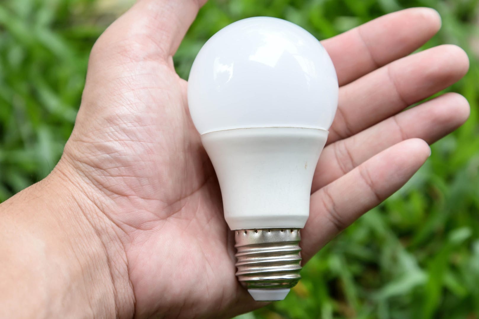 Bei smarten LEDs gibt es große technische Unterschiede. Vor dem Kauf sollten Sie wissen, auf welches System Sie setzen.
