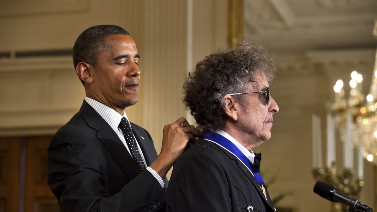 US-Präsident Barack Obama verleiht die Freiheitsmedaille an Bob Dylan.