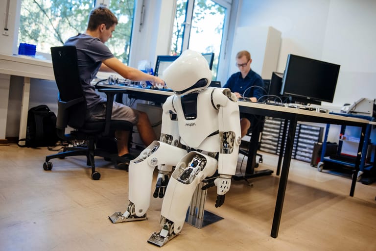 Kollege Computer - der Roboter "Myon" des Forschungslabors Neurobiotik in der Beuth Hochschule für Technik in Berlin.