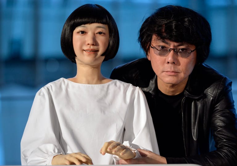 Sie heißt "Kodomoroid" udn hat einen Job im Museum als Nachrichtensprecherin. Ihr Vater ist der japanische Robotik-Forscher Hiroshi Ishiguro.