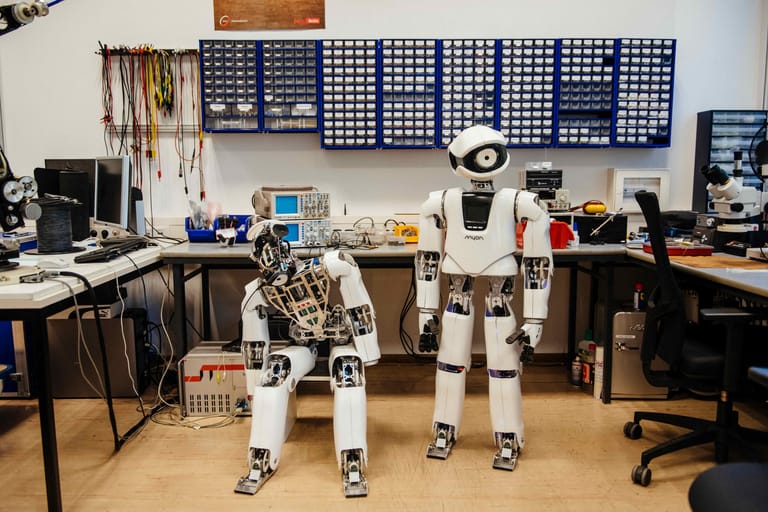 Ein "Myon" ist aktiv, einer macht Pause - zu Wartungszwecken im Forschungslabor für Neurorobotik an der Beuth Hochschule für Technik in Berlin.