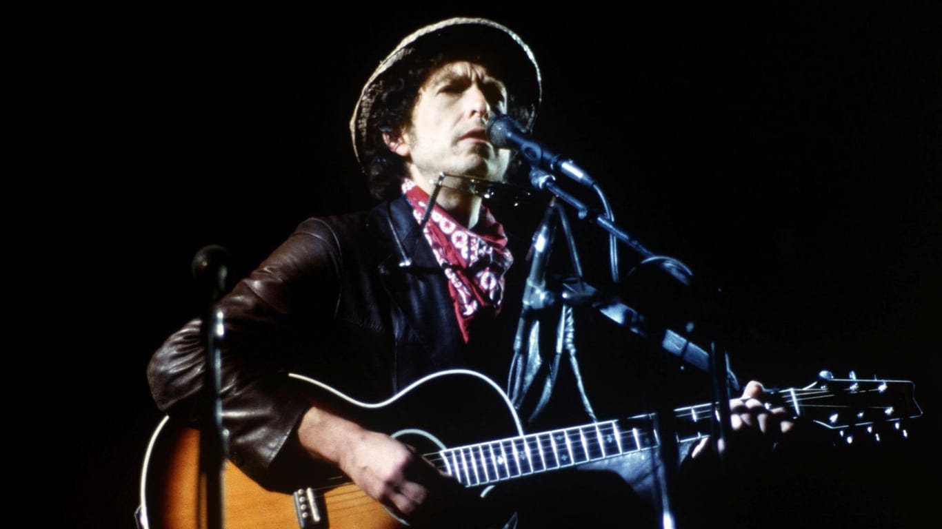 Seine Fans verehren ihn für seine Musik und seine Texte gleichermaßen: Bob Dylan 1984 bei einem Open-Air-Konzert im Münchner Olympiastadion.