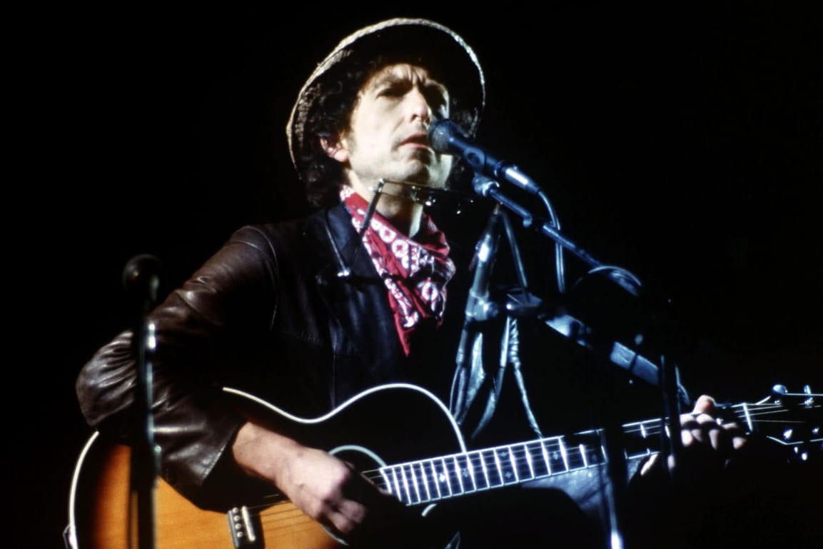 Seine Fans verehren ihn für seine Musik und seine Texte gleichermaßen: Bob Dylan 1984 bei einem Open-Air-Konzert im Münchner Olympiastadion.