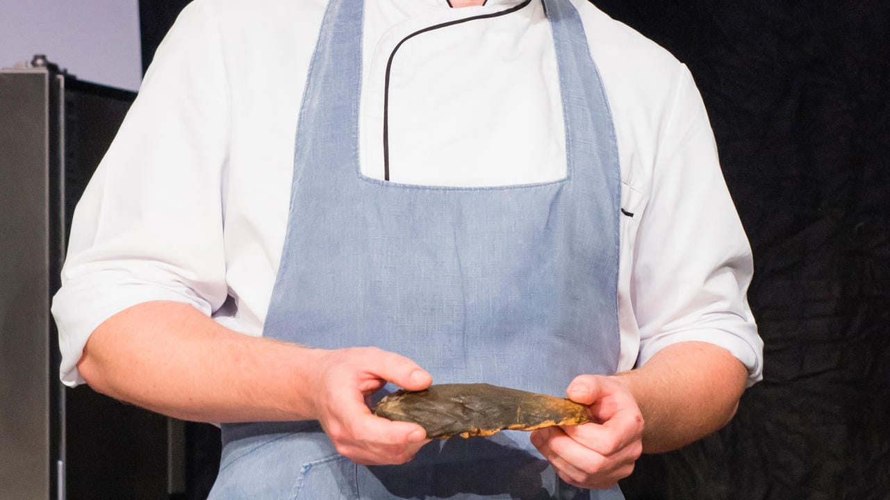 Felix Schneider vom Restaurant "Sosein" in Heroldsberg nördlich von Nürnberg kocht radikal lokal und stellt selbst eigene Butter her.