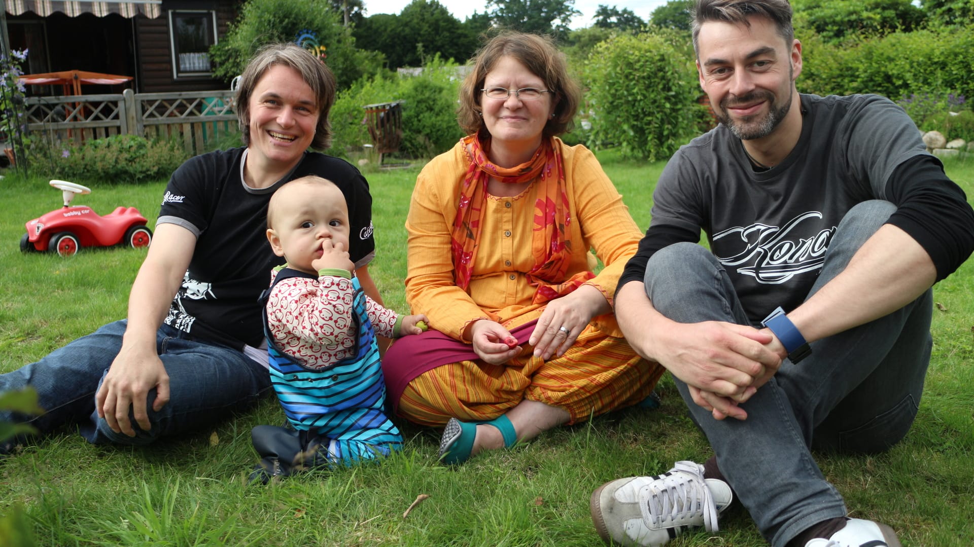 Annika, Regina und Nils mit ihrem gemeinsamen Sohn Sverre.