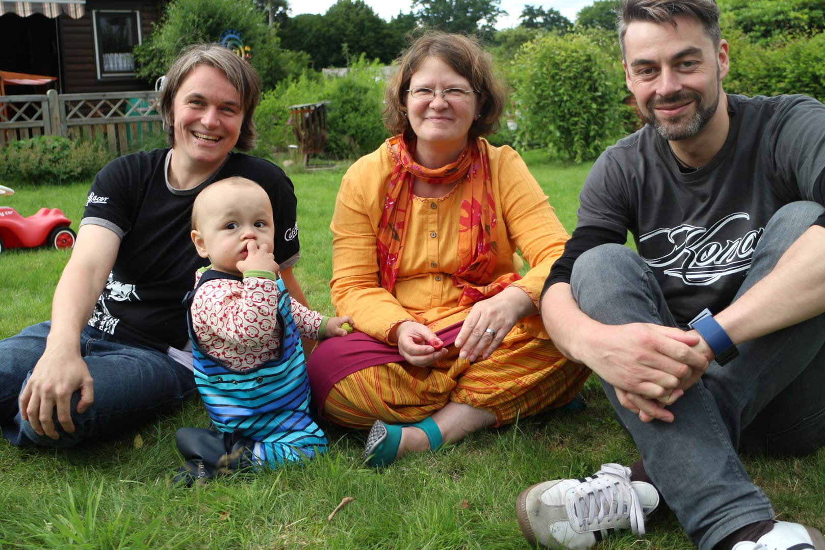 Annika, Regina und Nils mit ihrem gemeinsamen Sohn Sverre.