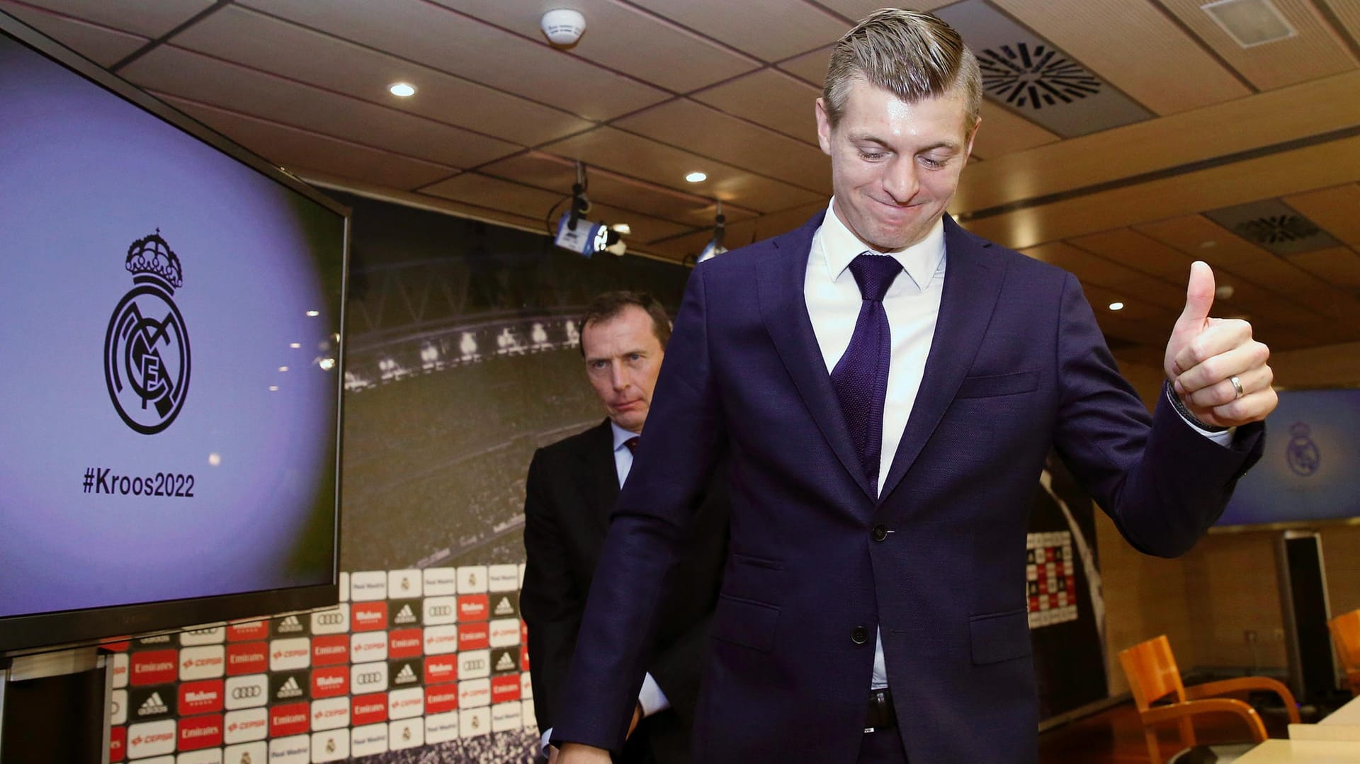 Daumen hoch: Toni Kroos bei der Pressekonferenz zu seiner Vertragsverlängerung bei Real Madrid. Daumen hoch: Toni Kroos bei der Pressekonferenz zu seiner Vertragsverlängerung bei Real Madrid.