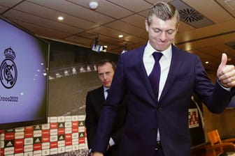 Daumen hoch: Toni Kroos bei der Pressekonferenz zu seiner Vertragsverlängerung bei Real Madrid.