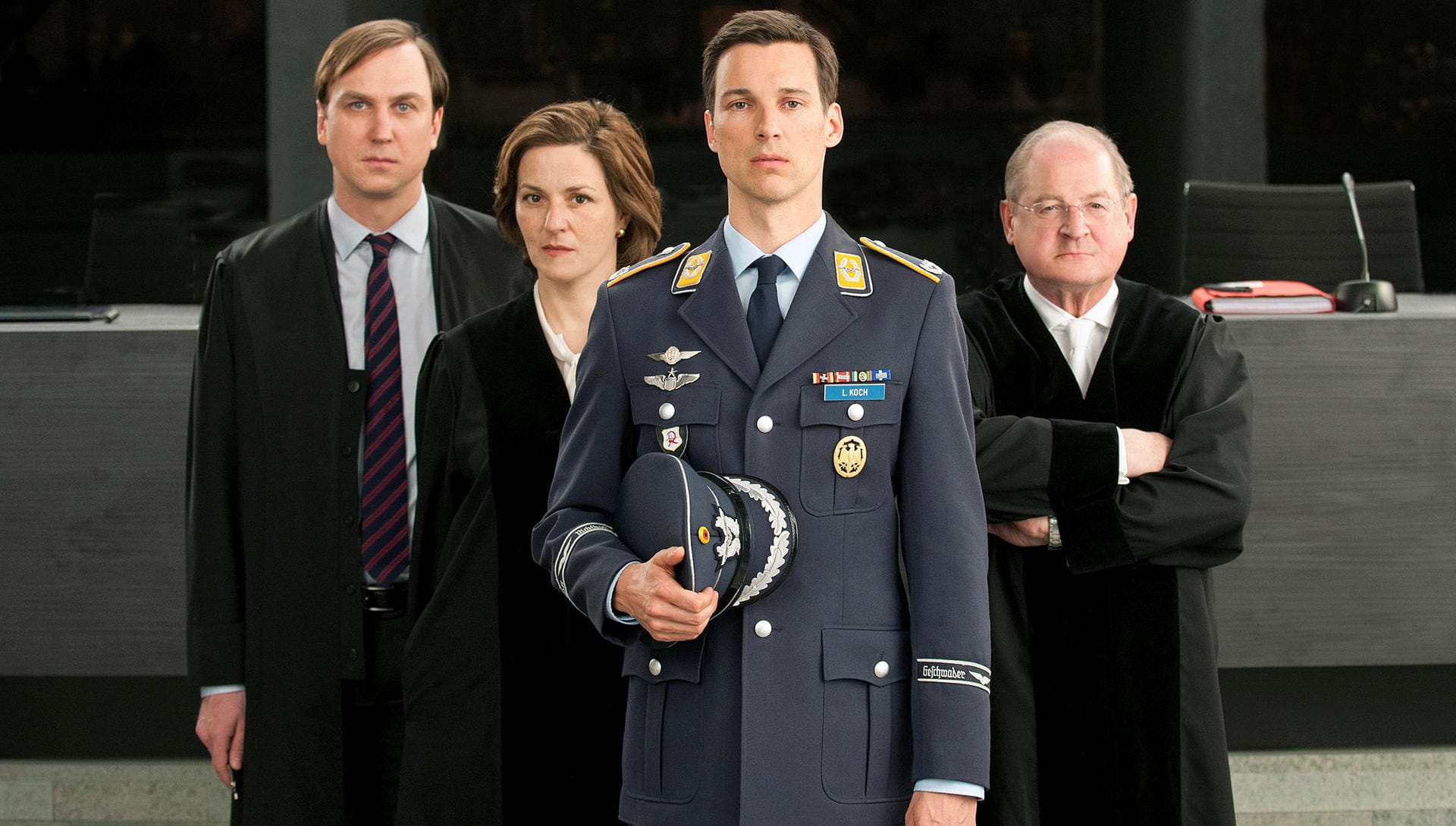 Das TV-Experiment der ARD bringt einige deutsche TV-Stars gemeinsam vor die Kamera. Florian David Fitz (vorne) als Eurofighter-Pilot Lars Koch, Lars Eidinger (links) als sein Verteidiger, Martina Gedeck) als Staatsanwältin und Burghart Klaußner (rechts) als Richter.