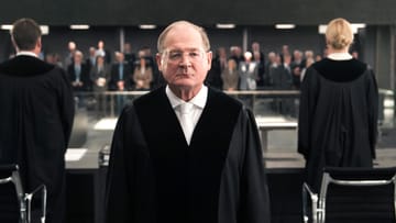 Der Richter (Burghart Klaußner) spricht direkt die TV-Zuschauer an: "Ich werde das Urteil verkünden, das Sie finden werden.