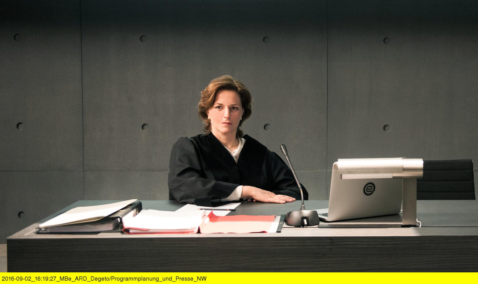 Die Staatsanwältin (Martina Gedeck) kämpft gegen eine drohende Aufweichung der Verfassung.