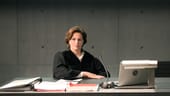 Die Staatsanwältin (Martina Gedeck) kämpft gegen eine drohende Aufweichung der Verfassung.