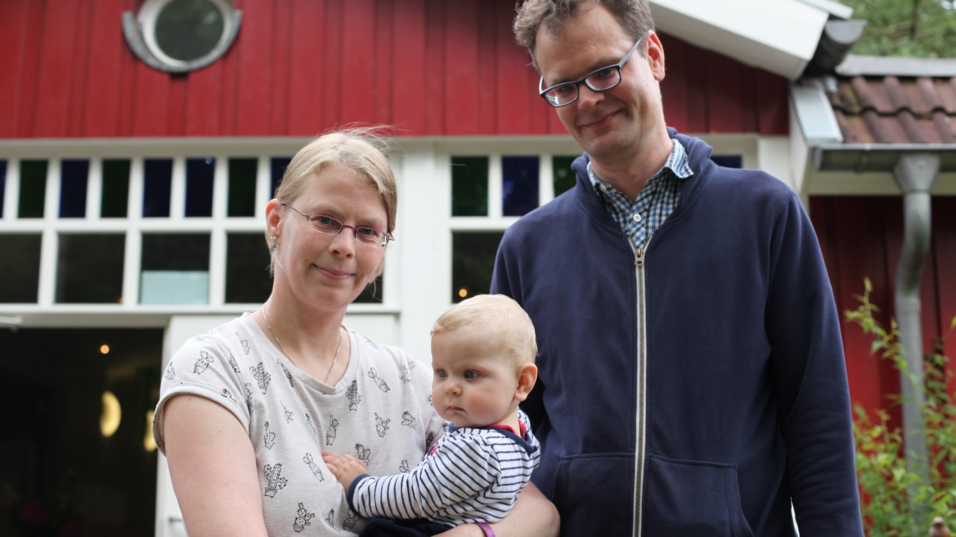 Bibiane und Rüdiger mit Baby Aurelia. Co-Elternschaft heißt ihr Modell.