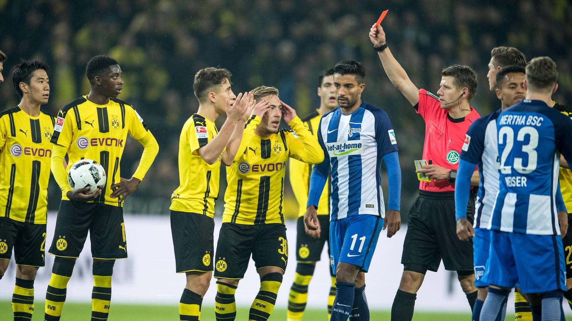 Emre Mor von Borussia Dortmund wird von Schiedsrichter Patrick Ittrich vom Platz gestellt. Emre Mor von Borussia Dortmund wird von Schiedsrichter Patrick Ittrich vom Platz gestellt.