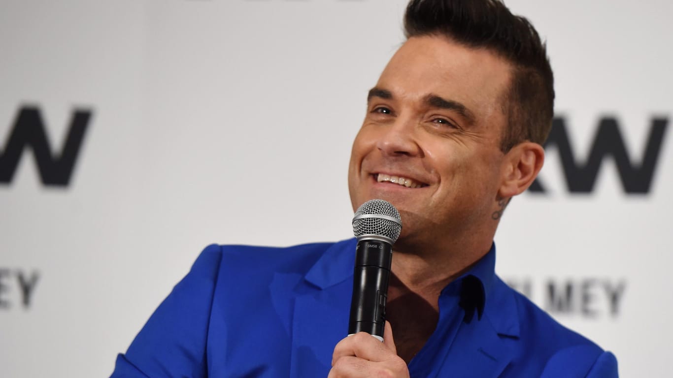 Nach Schönheits-OP: Robbie Williams hat Schwierigkeiten mit der Stirnmuskulatur.