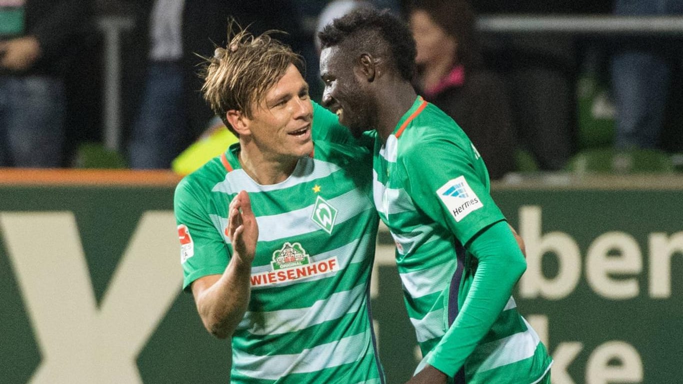 Werder-Stürmer Ousman Manneh (re.) freut sich mit Teamkollege Clemens Fritz über seinen Treffer zum 2:1.