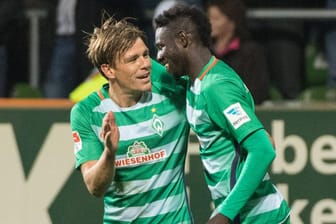 Werder-Stürmer Ousman Manneh (re.) freut sich mit Teamkollege Clemens Fritz über seinen Treffer zum 2:1.