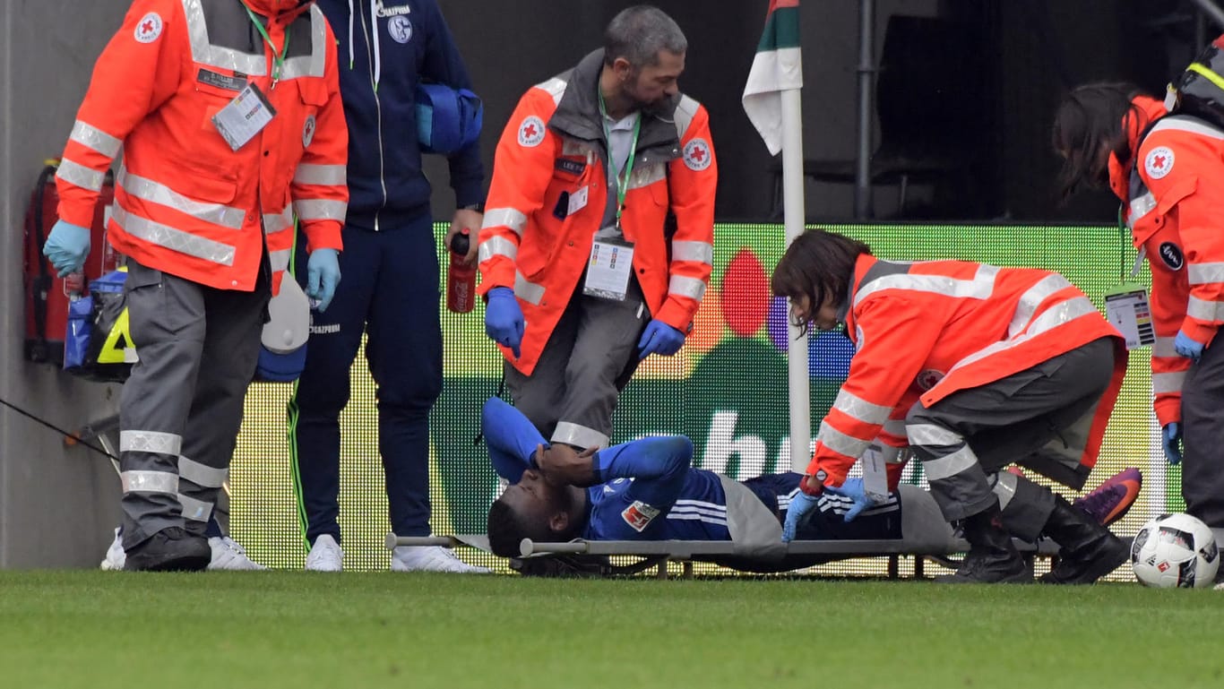 Breel Embolo erlitt beim Gastauftritt des FC Schalke 04 in Augsburg einen Knöchelbruch am linken Fuß.