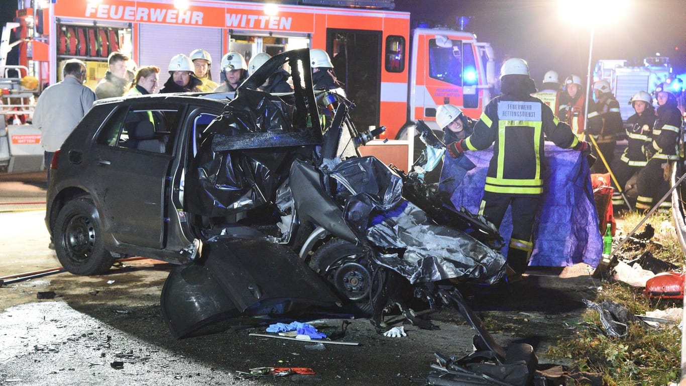 Feuerwehr und Polizei am Unfallort auf der A43 bei Witten. Bei dem Unfall mit einem Geisterfahrer kamen drei Menschen ums Leben.