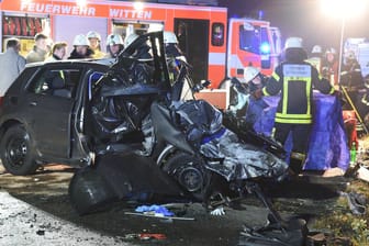 Feuerwehr und Polizei am Unfallort auf der A43 bei Witten. Bei dem Unfall mit einem Geisterfahrer kamen drei Menschen ums Leben.