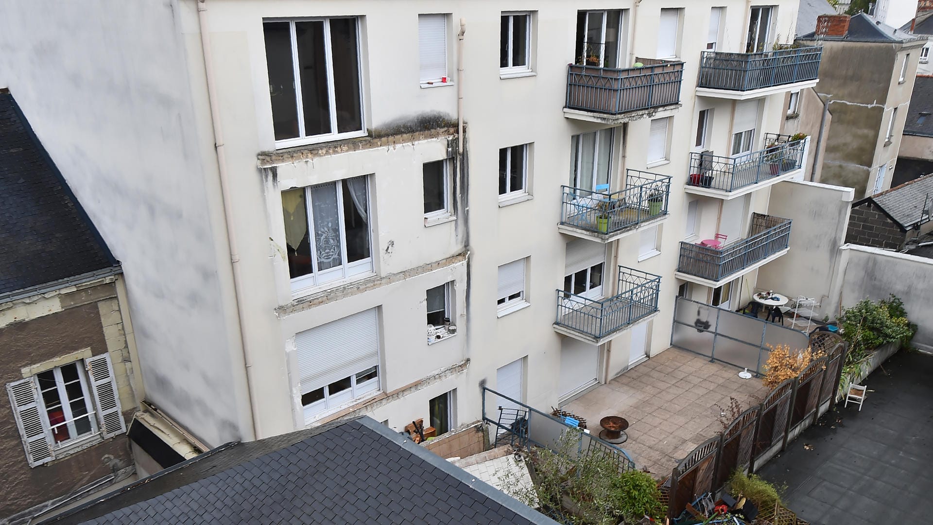 Der Balkon im dritten Stock des Neubaus ist völlig unvermittelt abgebrochen. Beim Sturz in die Tiefe wurden auch die Balkone des zweiten und ersten Stocks abgerissen. Der Balkon im dritten Stock des Neubaus ist völlig unvermittelt abgebrochen. Beim Sturz in die Tiefe wurden auch die Balkone des zweiten und ersten Stocks abgerissen.