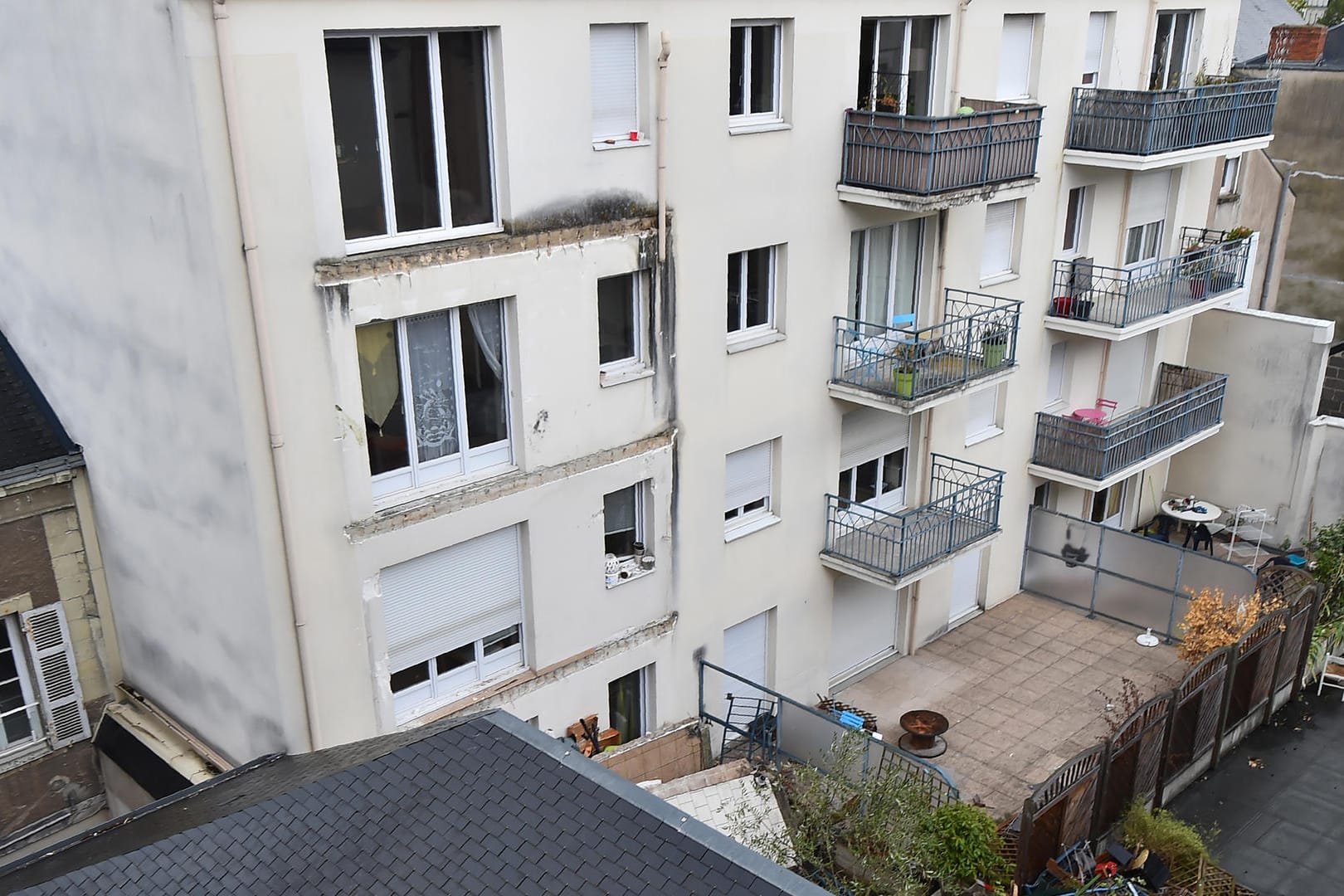 Der Balkon im dritten Stock des Neubaus ist völlig unvermittelt abgebrochen. Beim Sturz in die Tiefe wurden auch die Balkone des zweiten und ersten Stocks abgerissen.