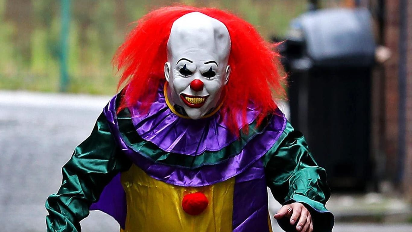 Ein Verkleideter in einem Clown-Kostüm in den Straßen der britischen Stadt Liverpool.