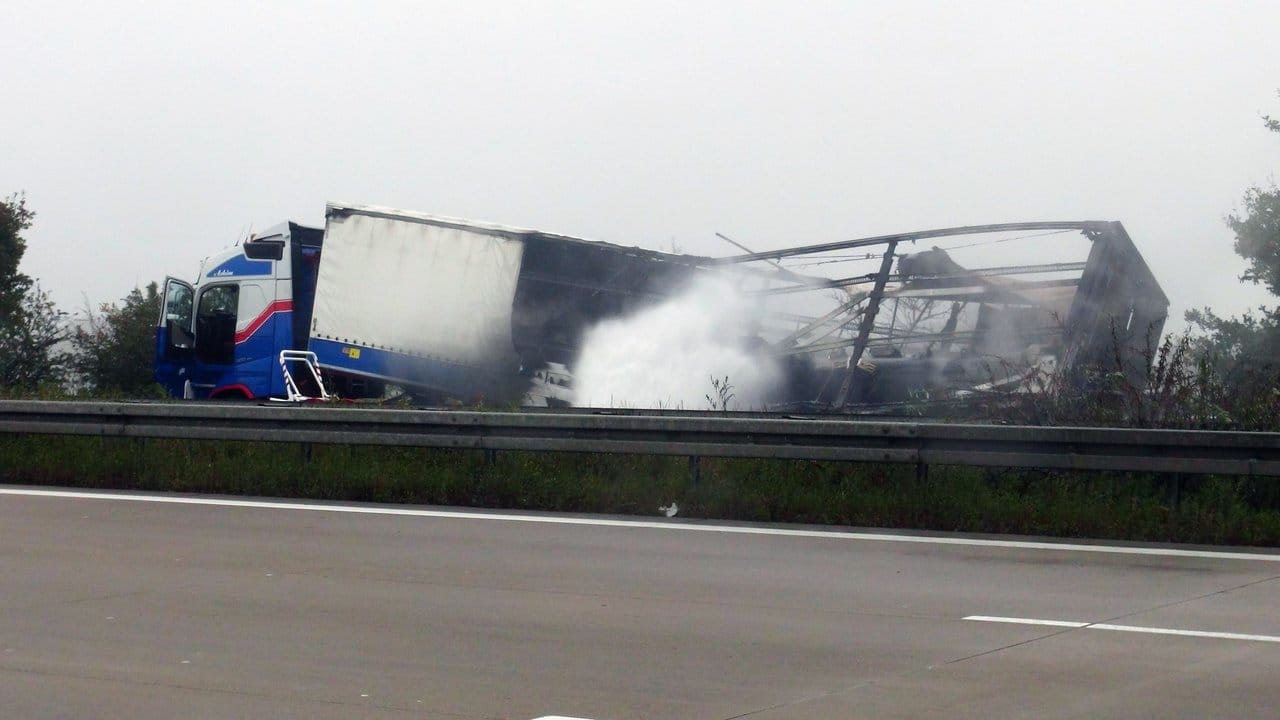Das qualmende Wrack eines LKW an der Unfallstelle. Das qualmende Wrack eines LKW an der Unfallstelle.