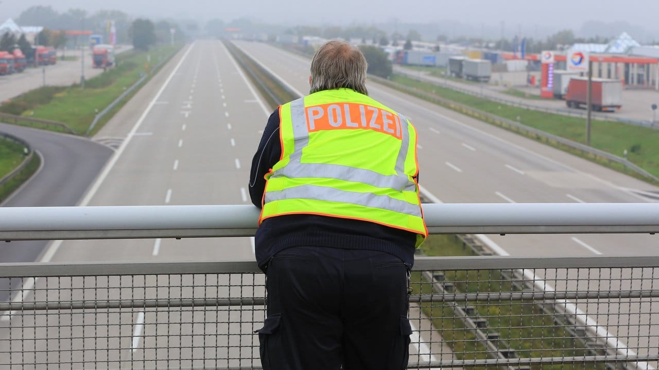 Ein Polizist schaut auf die leere A2 bei Magdeburg. Ein Polizist schaut auf die leere A2 bei Magdeburg.