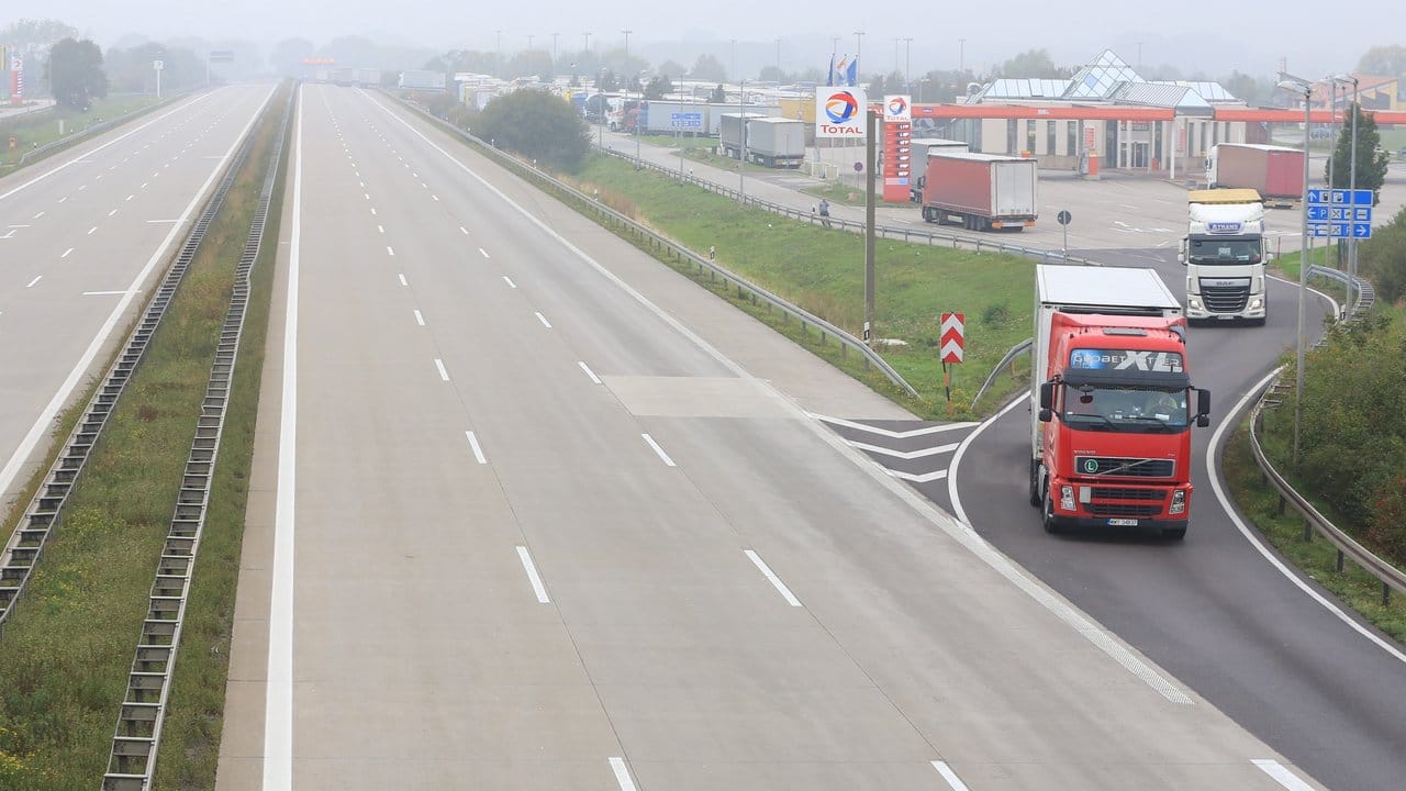 Lkws fahren in die Gegenrichtung auf die A2. Lkws fahren in die Gegenrichtung auf die A2.