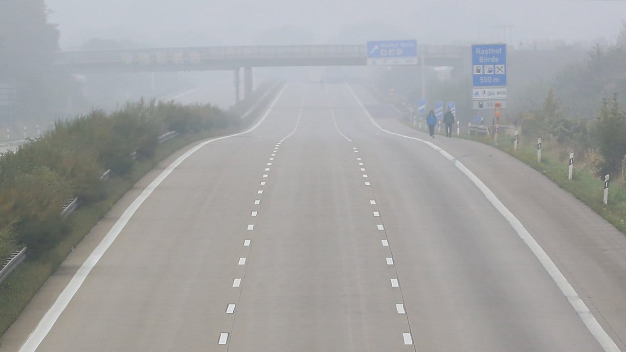 Nach einem Unfall mit einem Gefahrguttransporter ist die Autobahn gesperrt. Nach einem Unfall mit einem Gefahrguttransporter ist die Autobahn gesperrt.