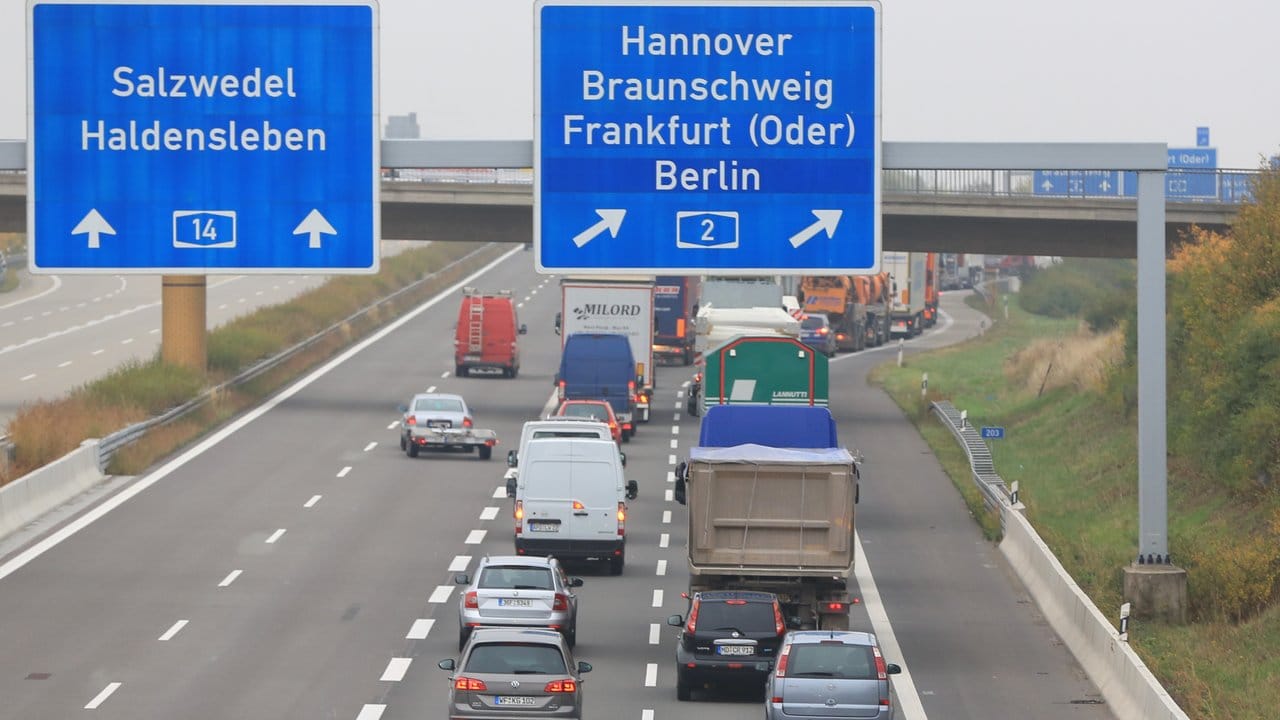 Der Verkehr staut sich auf der Autobahn 14 in Richtung Abfahrt A2. Der Verkehr staut sich auf der Autobahn 14 in Richtung Abfahrt A2.