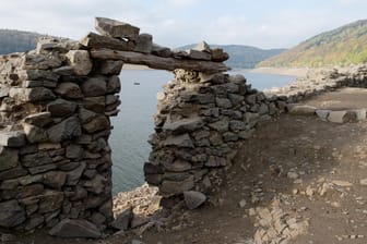 Eine alte Grundmauer steht noch im Bereich der Dorfstelle Berich, einem Teil des Edersee-Atlantis. Normalerweise sind die Mauern unter Wasser.