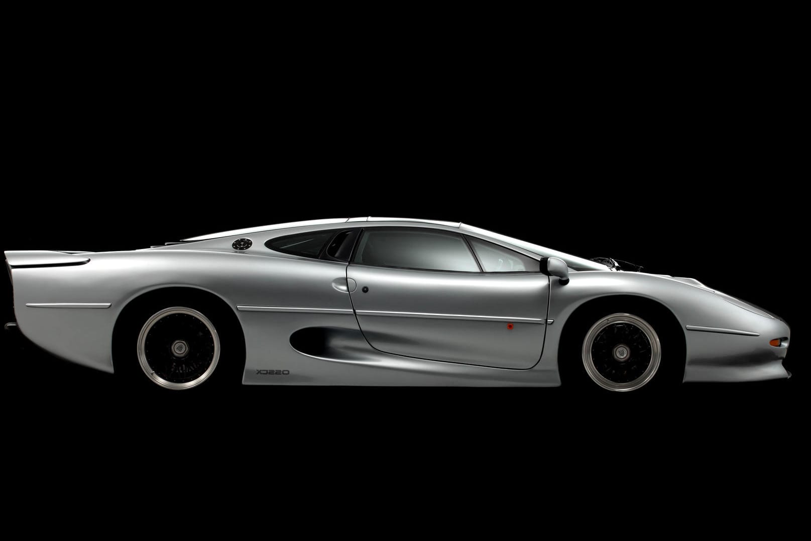 Jaguar XJ220: Seltene Raubkatze bekommt neue Reifen spendiert.